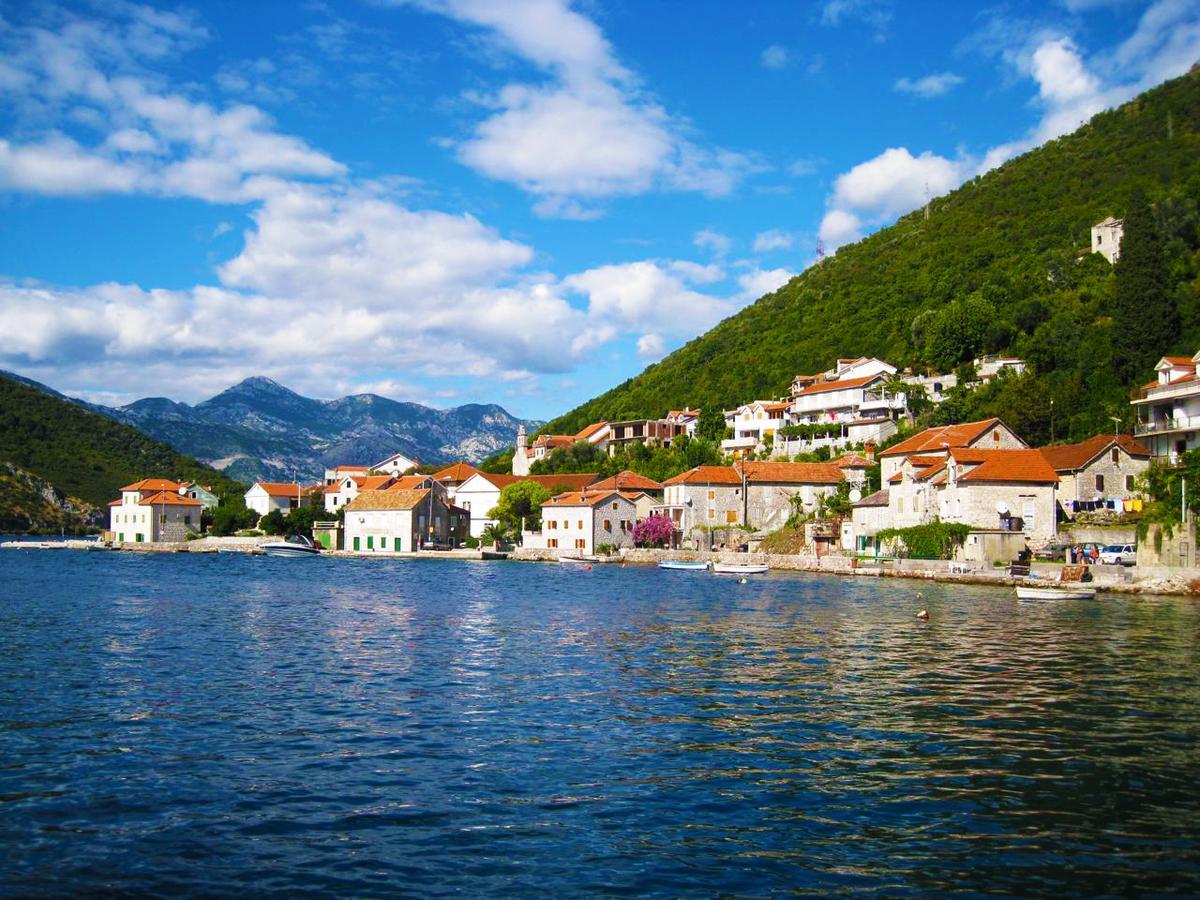 Apartments Lola Tivat Bagian luar foto